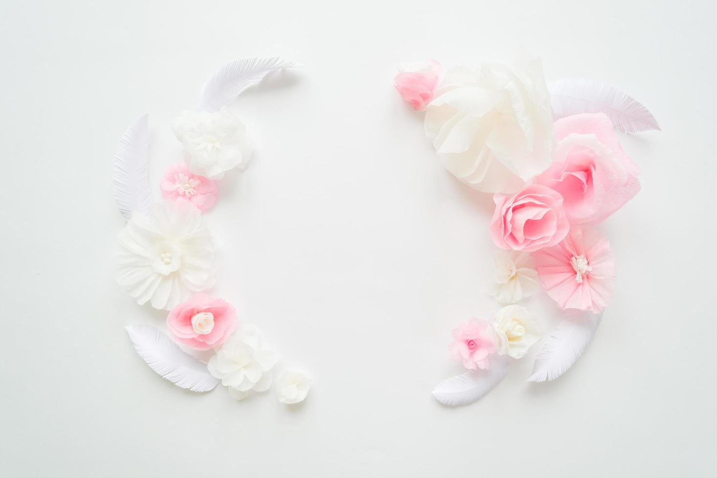 witte en roze papieren bloemen op de witte achtergrond foto