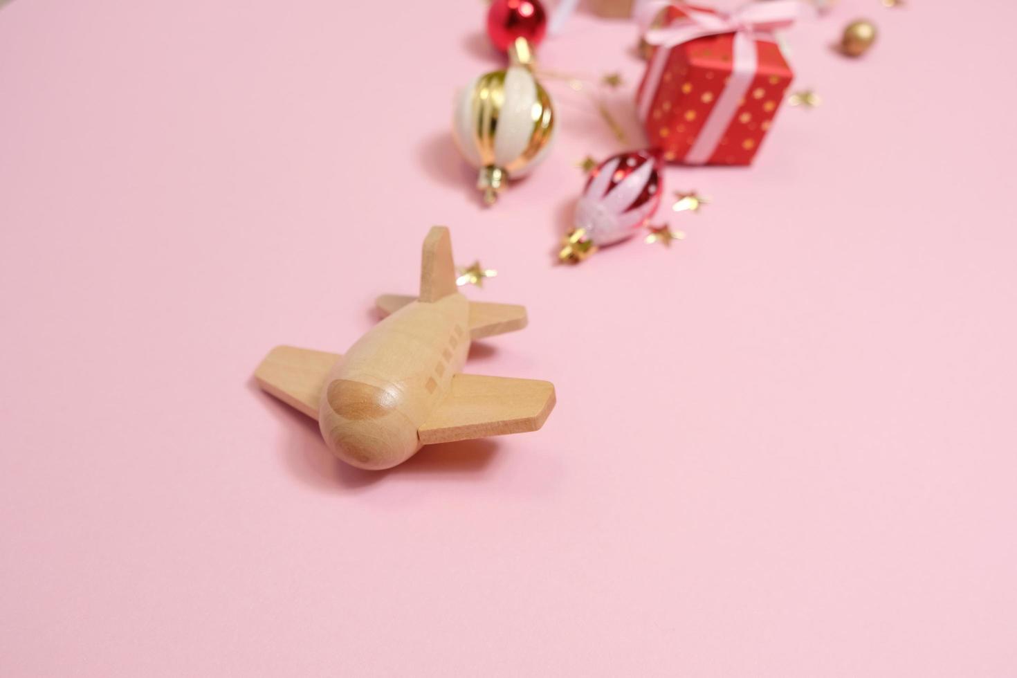 houten kindervliegtuig op een roze achtergrond foto