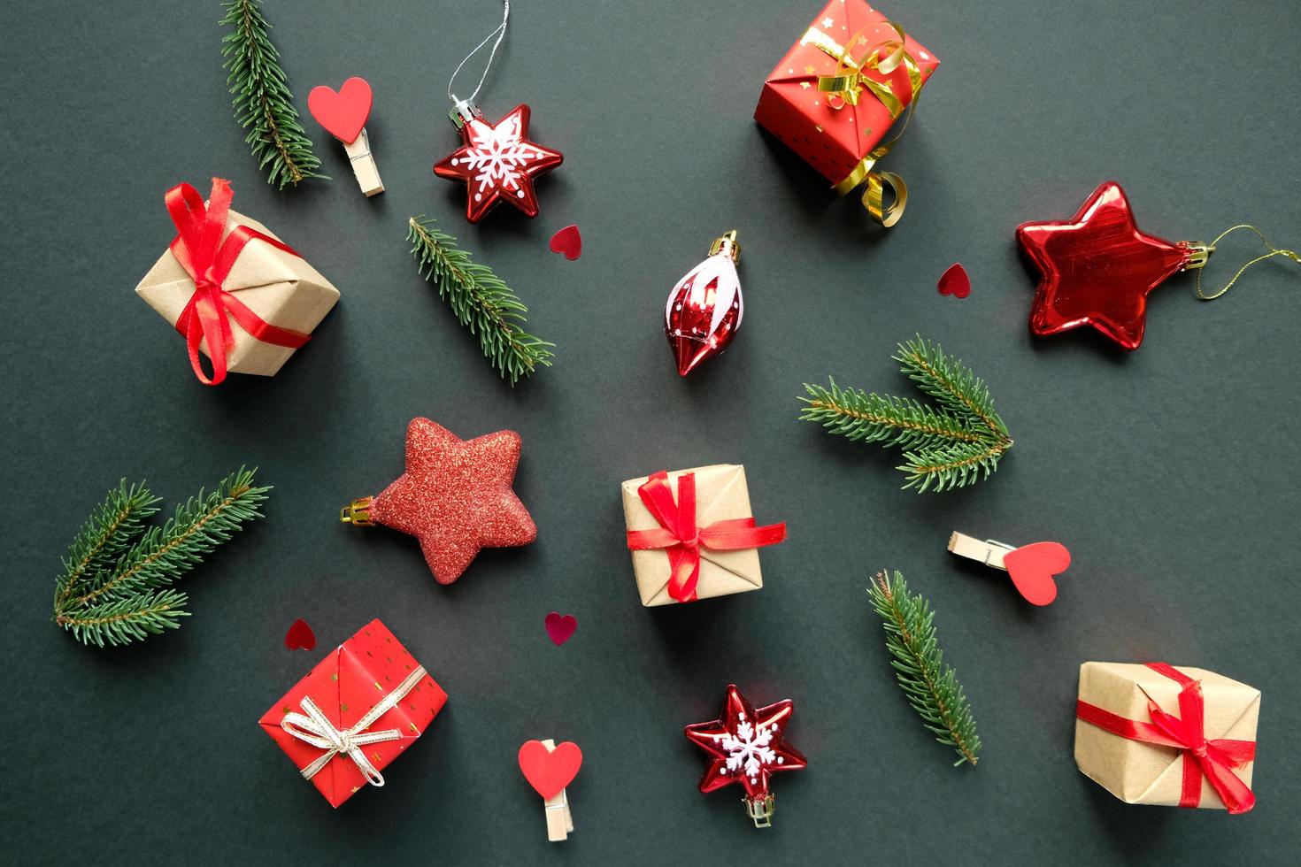 vrolijk kerstfeest en een gelukkig nieuwjaar. zwarte achtergrond foto