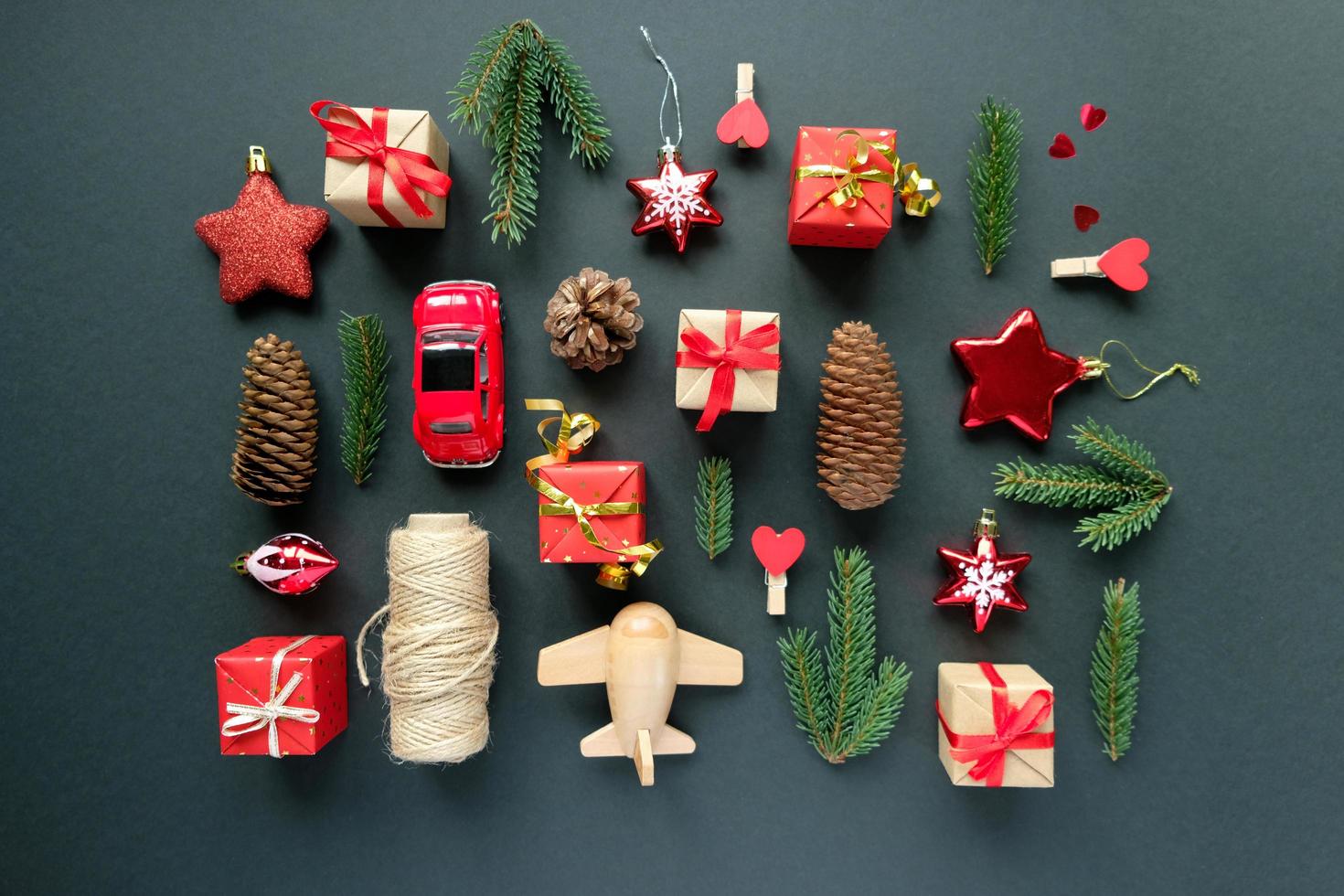 vrolijk kerstfeest en een gelukkig nieuwjaar. zwarte achtergrond foto