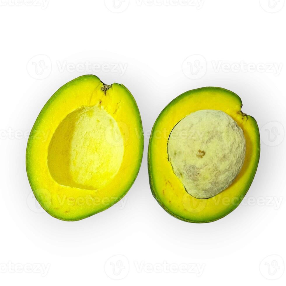 een gehalveerd avocado geïsoleerd Aan een wit achtergrond. foto