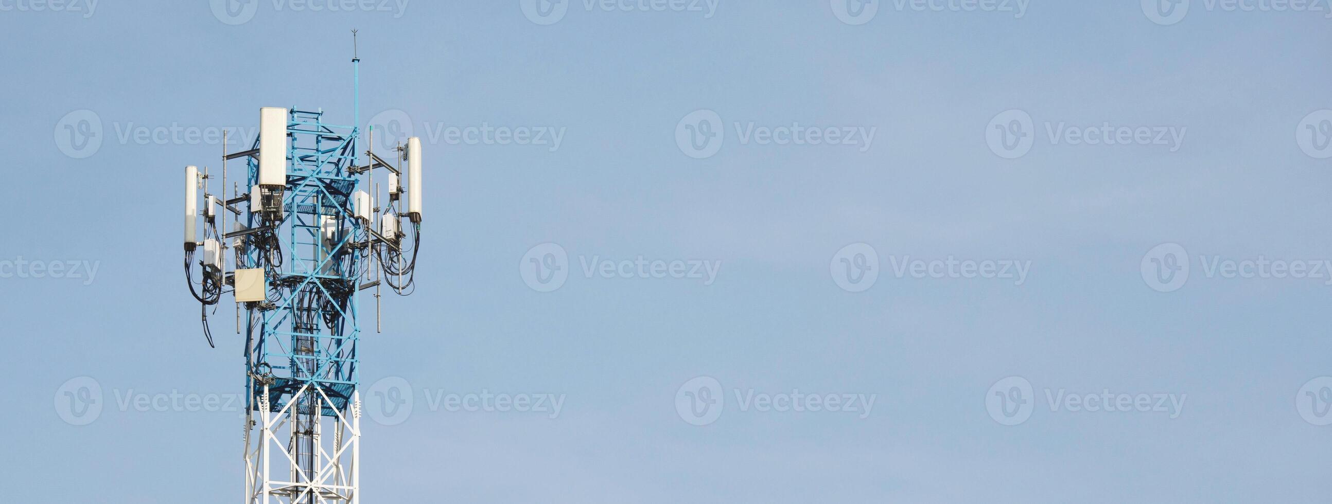 cel telefoon toren en hoog snelheid internet netwerk foto