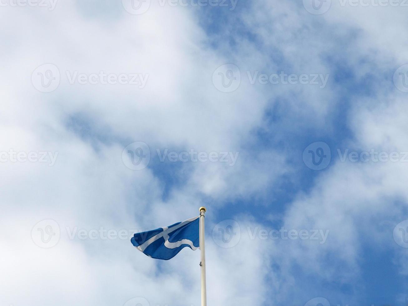 schotland vlag over blauwe hemel foto