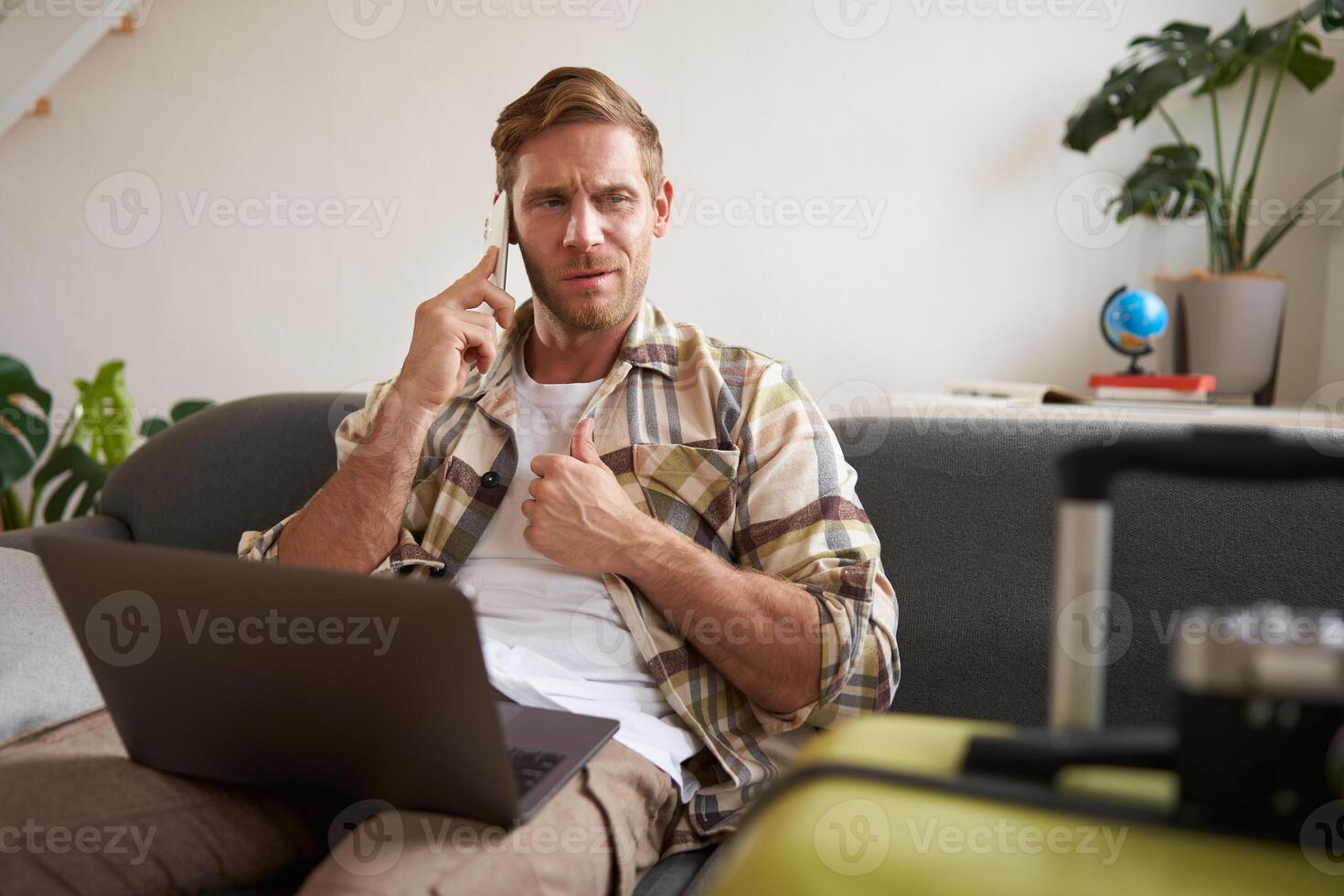 portret van Mens pratend Aan mobiel telefoon, toerist met laptop en koffer antwoorden telefoon foto