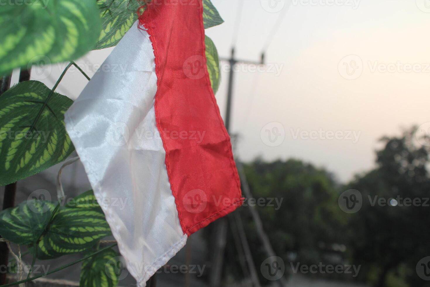 de Indonesisch vlag is gehecht naar metaal spaken en blokken sommige van de zonlicht naar maken de beeld perfect. foto
