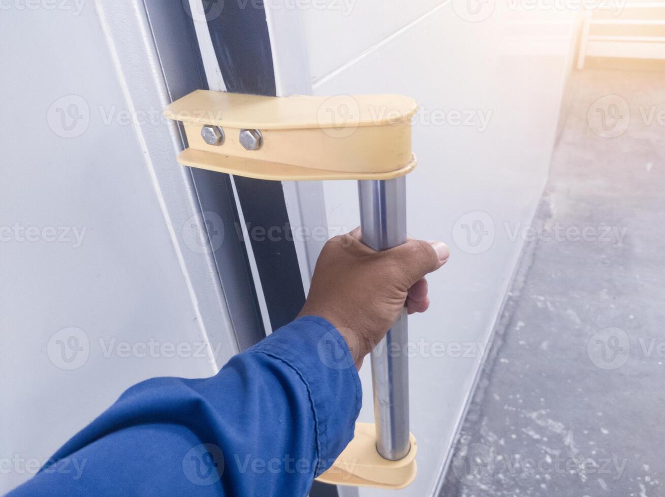 de hand- houden de omgaan met glijden deur in gang kamer voor Open of Gesloten. de concept voor modern glijden deur functie. foto