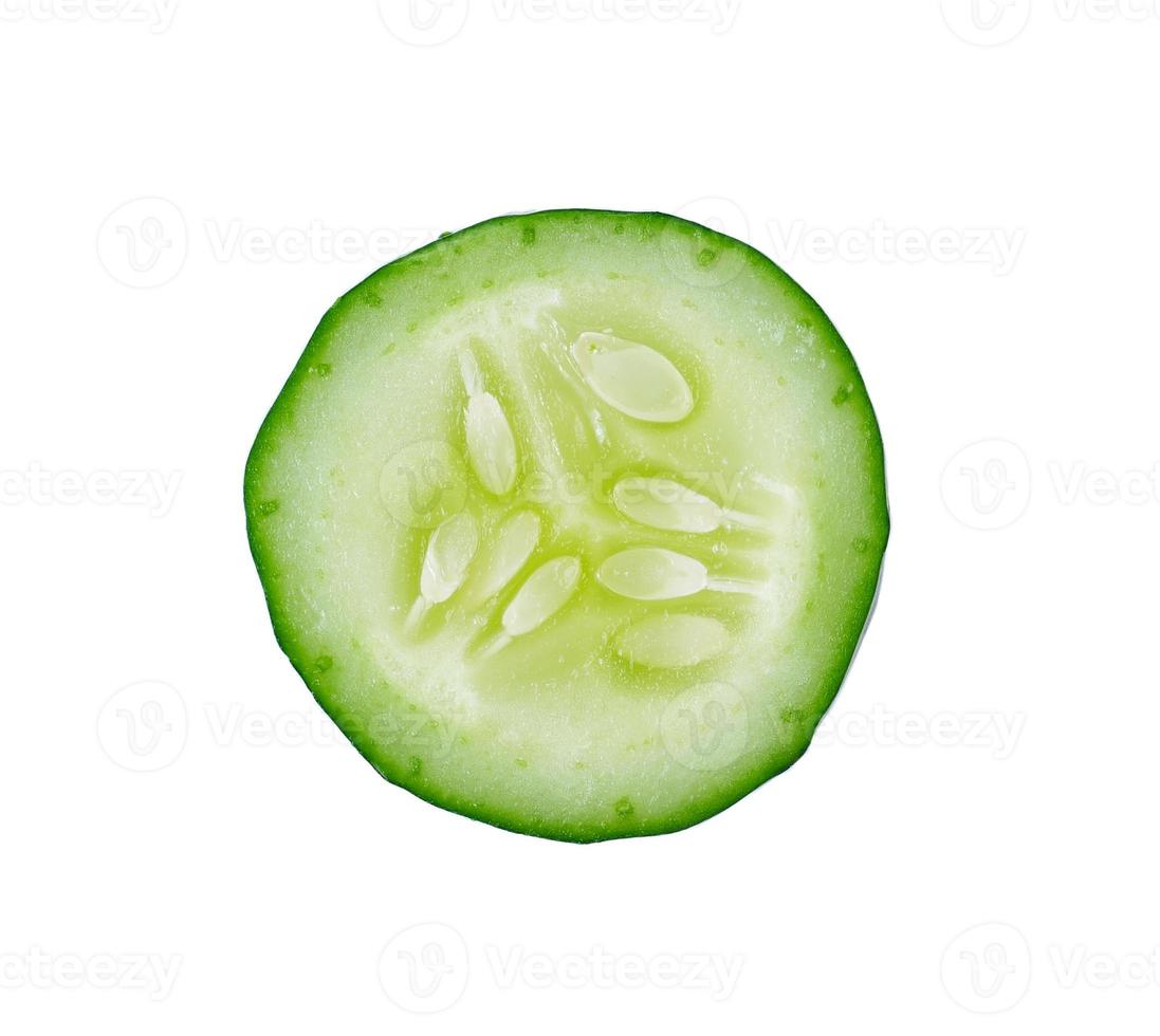 verse plak komkommer op witte achtergrond foto