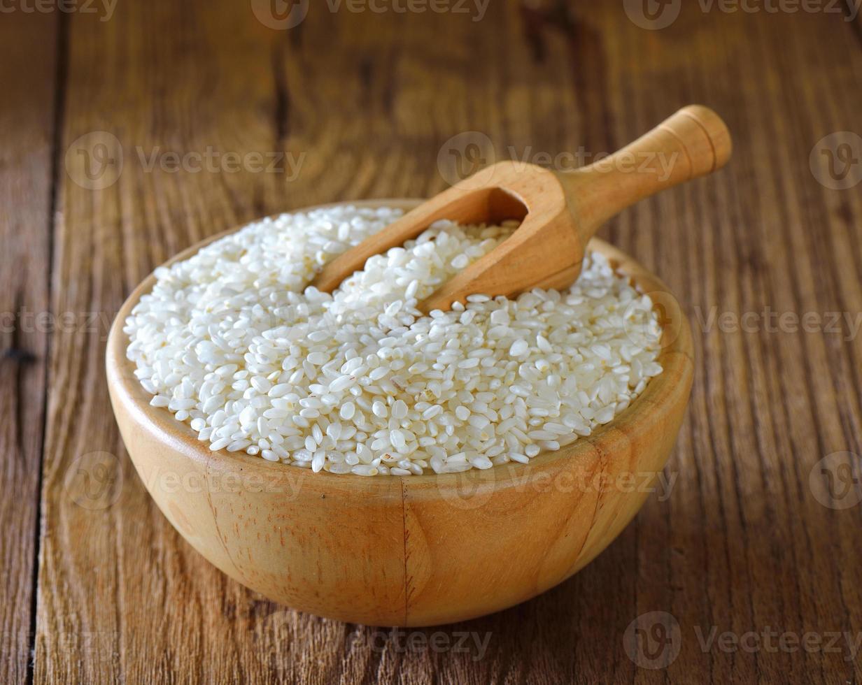 japan rijst in kom op houten foto