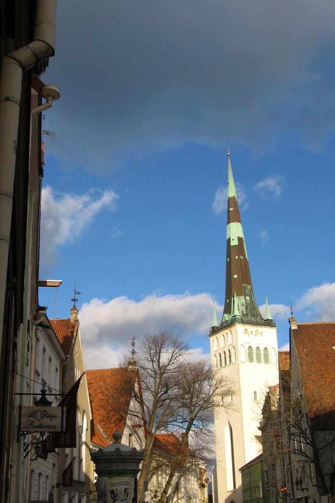 historisch huizen Aan geplaveid straat in oud dorp. de middeleeuws architectuur van klein loopbrug in leeg straten en steegjes. detail van gebouwen in versmallen rijbaan. tallinn, Estland - februari 6, 2024 foto