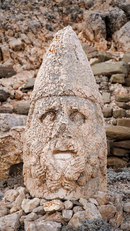 antiek geruïneerd standbeelden Aan nemrut berg in kalkoen. oude koninkrijk van commagene in zuiden oosten- kalkoen. foto