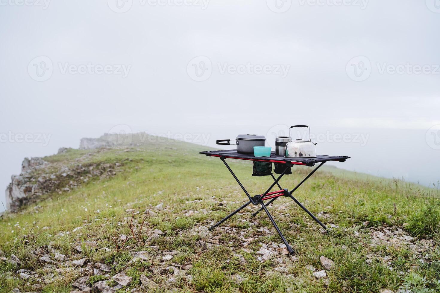 toerist keuken mini staat Aan de top van de berg zonder mensen, de concept van buitenshuis recreatie hoog in de bergen, camping gereedschap reeks van elementen, compact grootte van uitrusting foto