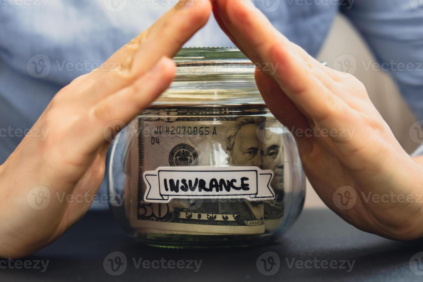 vrouw handen glas pot vol van Amerikaans valuta dollars contant geld bankbiljet met tekst verzekering. voorbereiding besparing geld. matig consumptie en economie. verzamelen geld foto