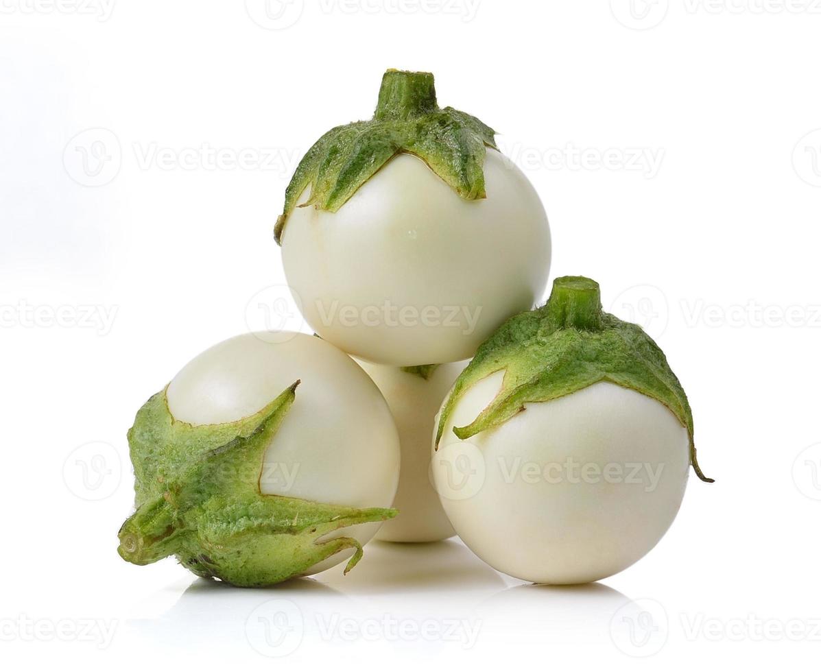 witte aubergine op witte achtergrond foto