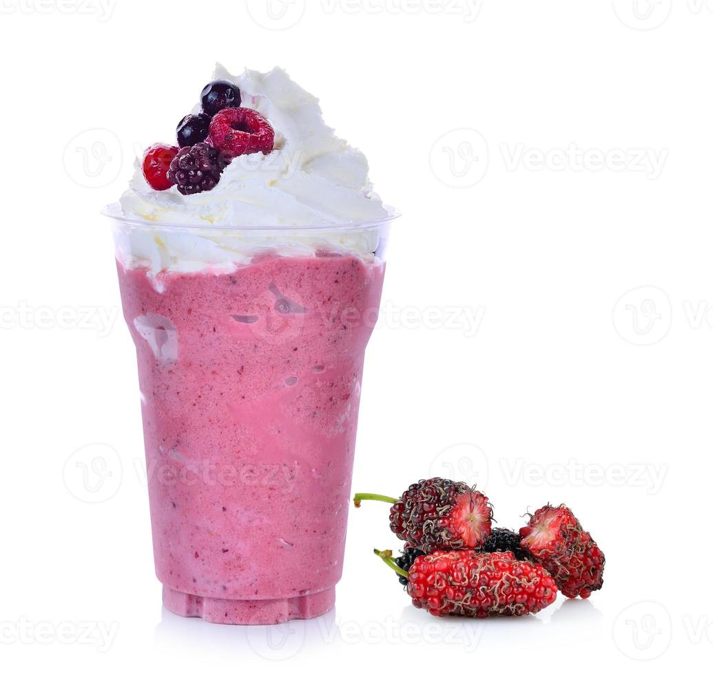 Fruit smoothie en moerbei geïsoleerd op witte achtergrond foto