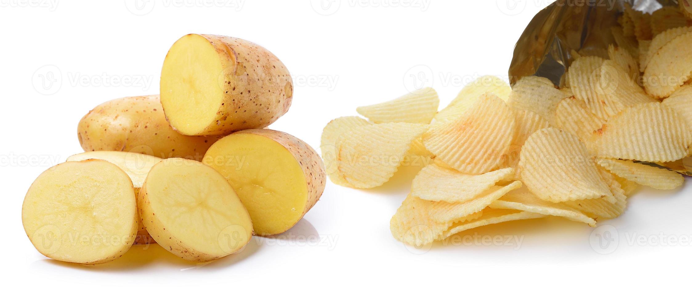 Aardappel en chips geïsoleerd op witte achtergrond foto