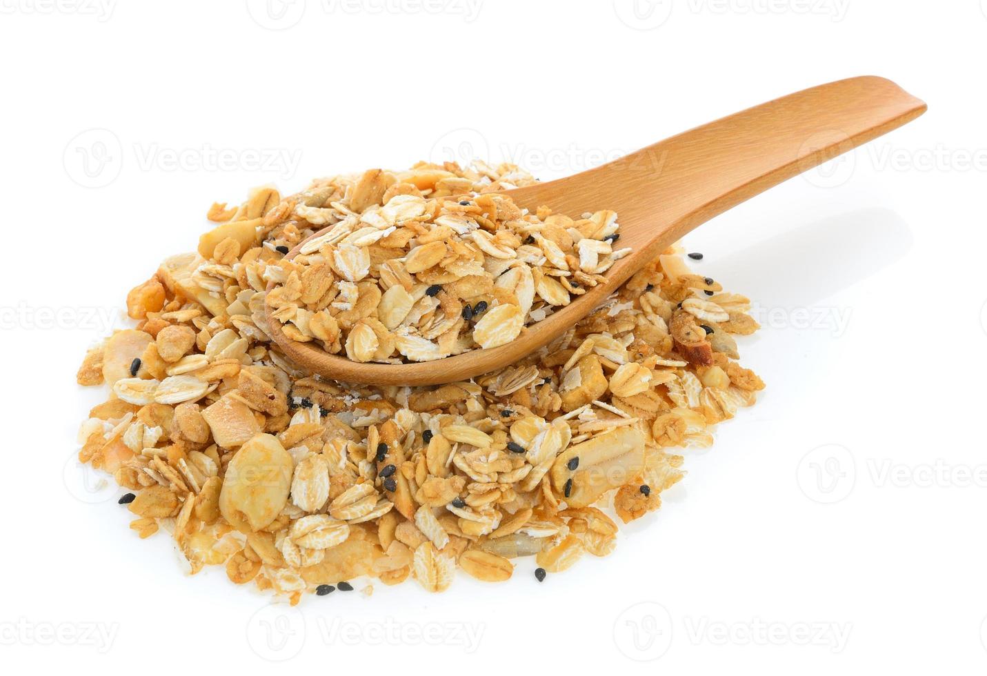 noten en zaden muesli in houten lepel geïsoleerd op een witte achtergrond foto