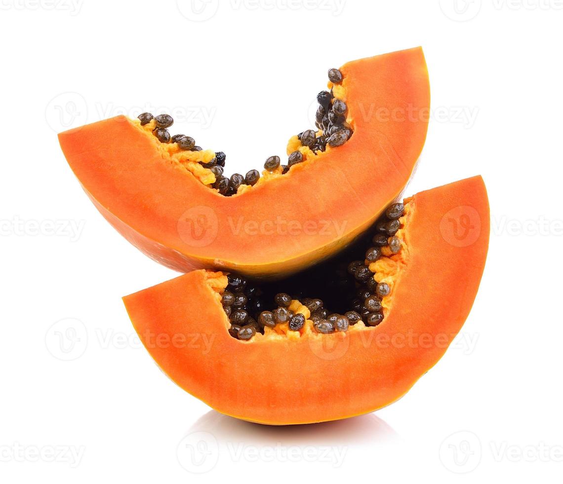 papaya slice op witte achtergrond foto