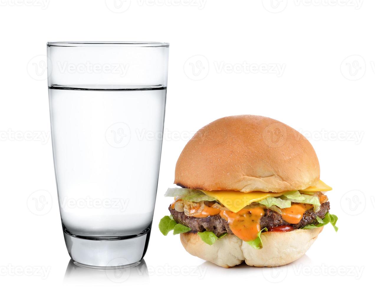 glas water met hamburger geïsoleerd op witte achtergrond foto