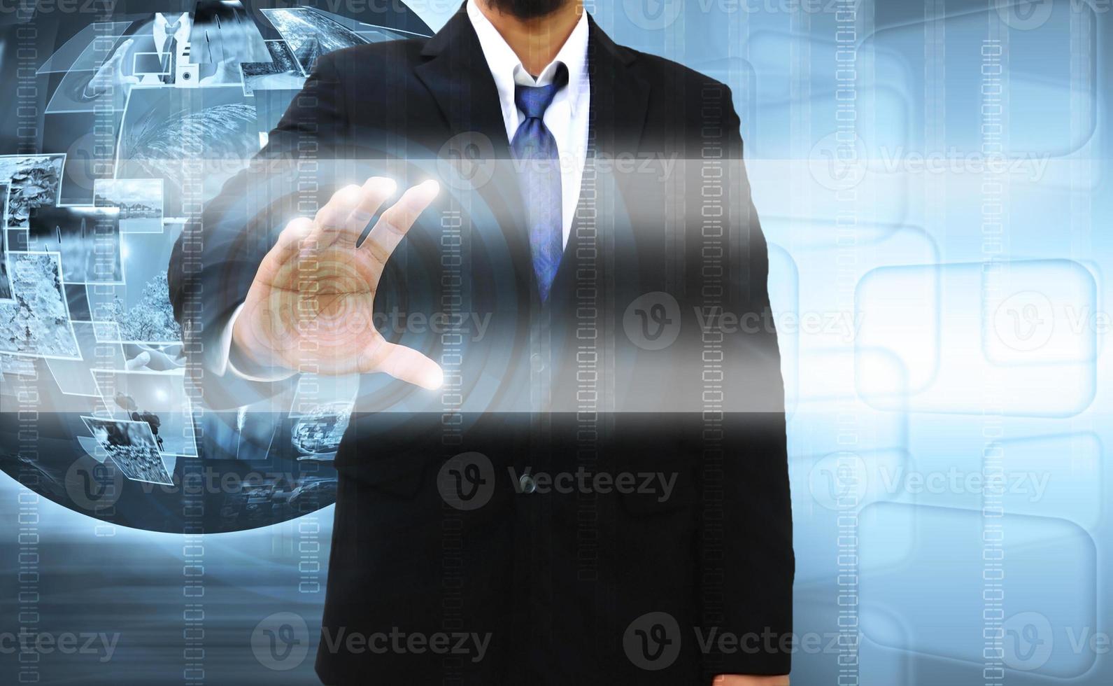 zakenman die een touchscreen-interface duwt foto
