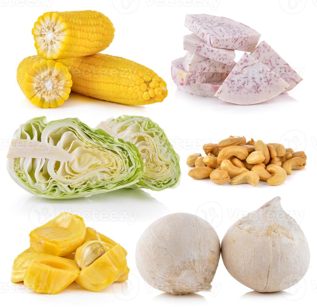 taro, kool, kokosnoot, jackfruit, cashewnoten, maïs op witte achtergrond foto