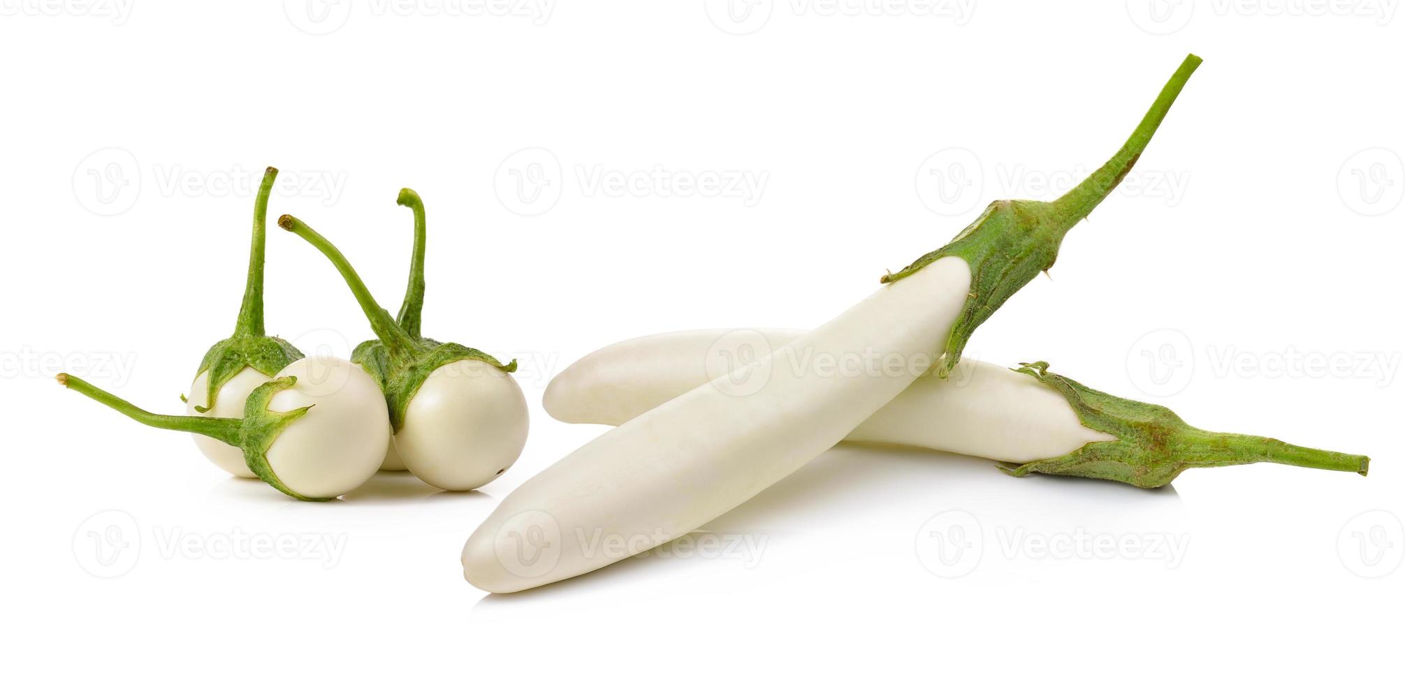 Witte aubergine geïsoleerd op een witte achtergrond foto