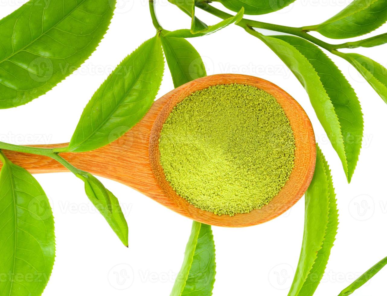 groene thee die op witte achtergrond wordt geïsoleerd foto