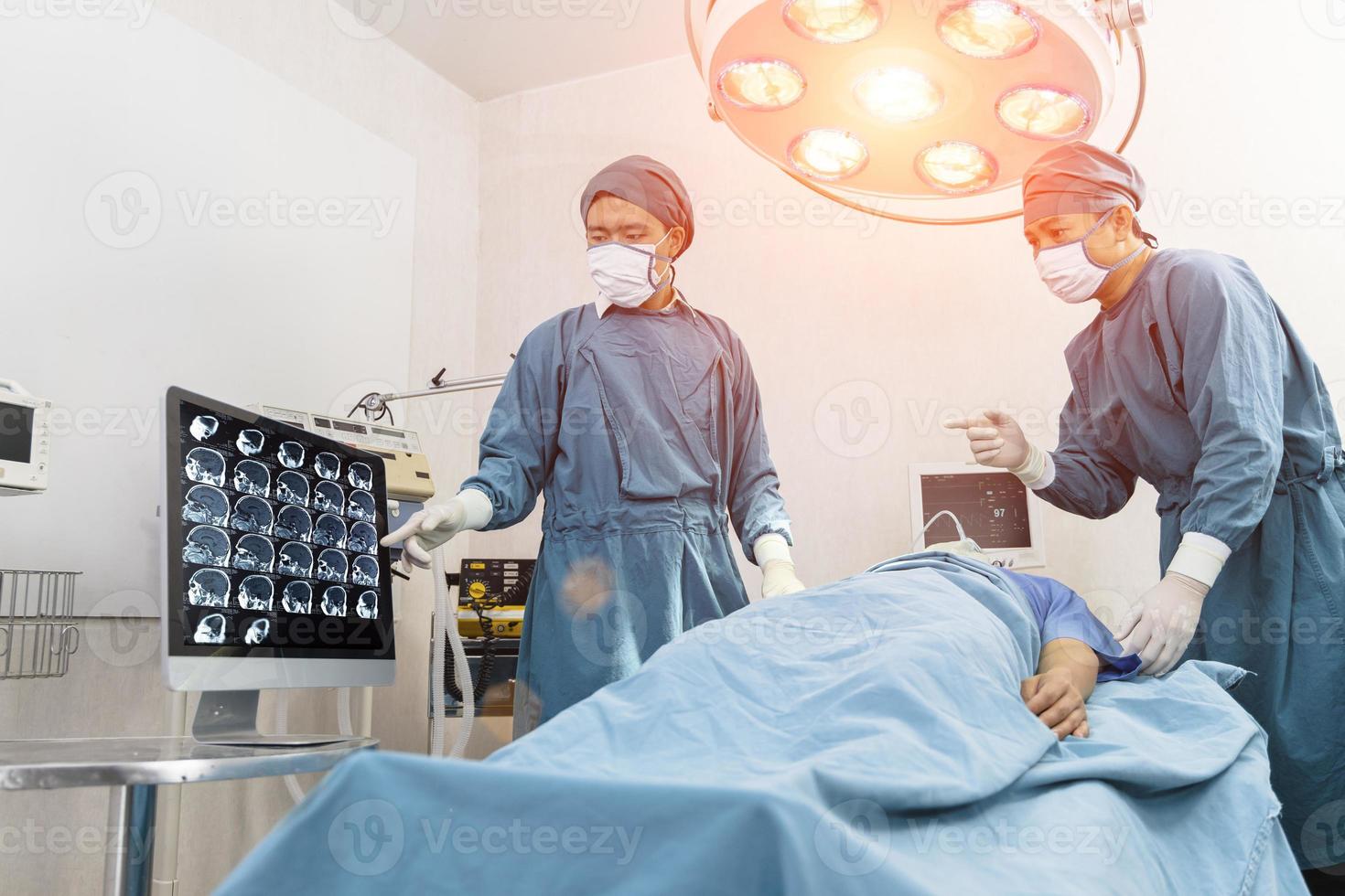 chirurg en assistent bespreken samen in de operatiekamer. chirurgie en noodconcept foto