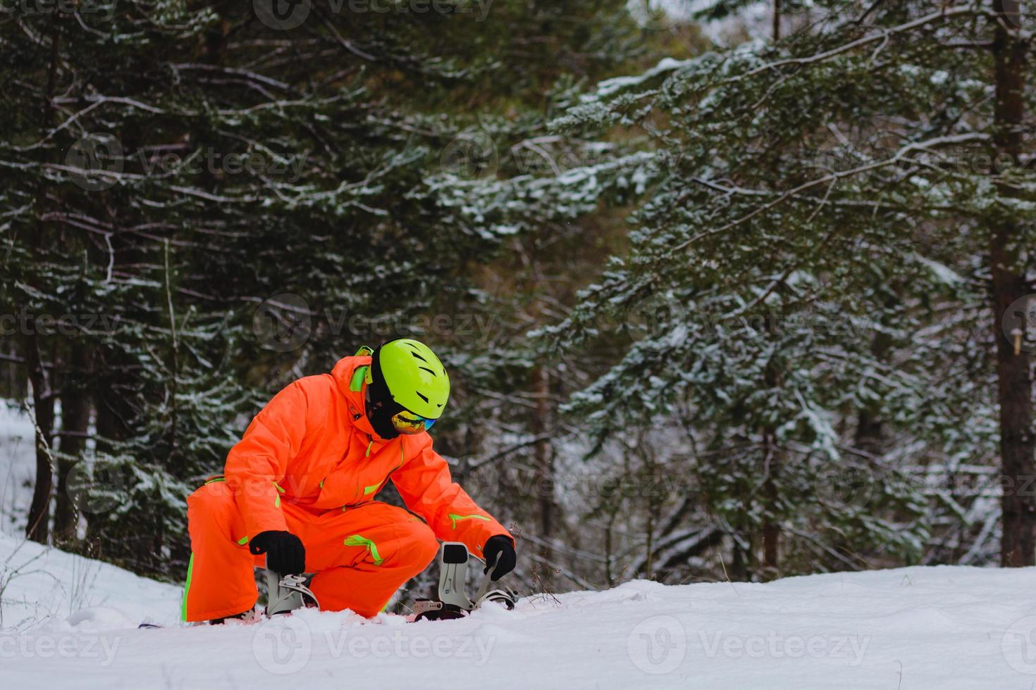 snowboarder controleert zijn uitrusting foto