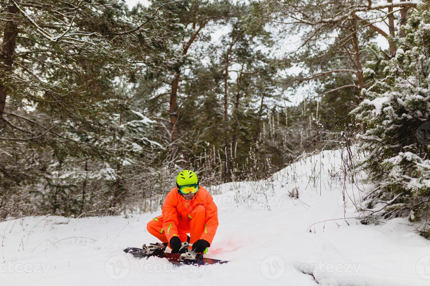 snowboarder controleert zijn uitrusting foto