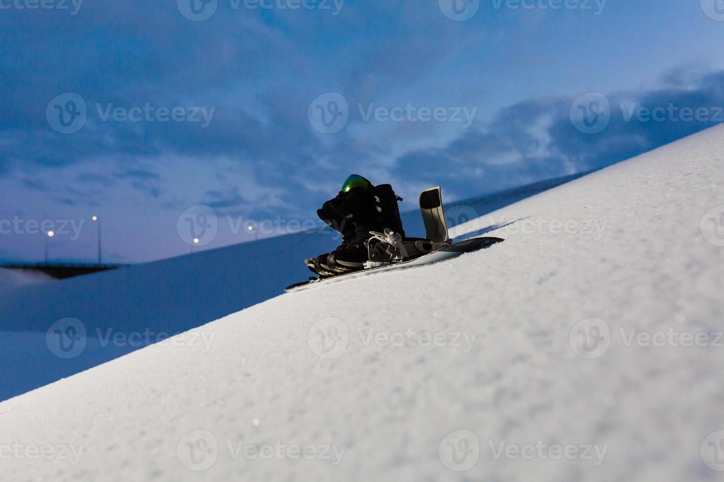 poedertextuur en uitrusting voor snowboarden bij zonsondergang foto