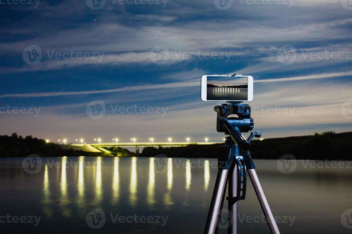 smartphone zoals professionele camera op statief gebruiken om nachtlandschap vast te leggen foto