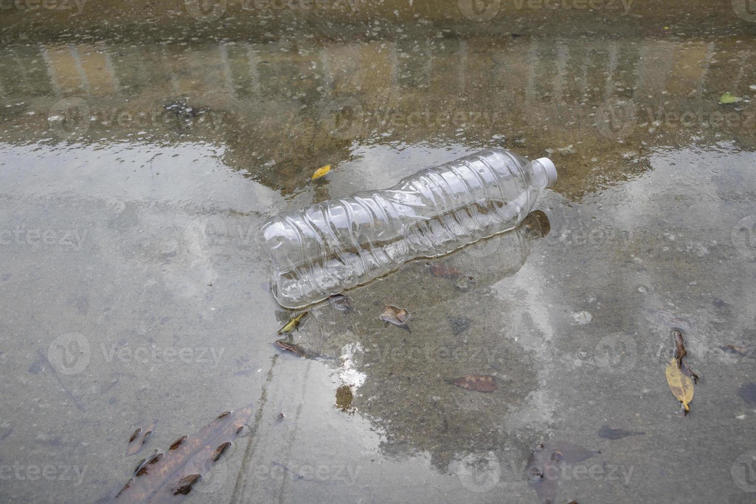 drijvende plastic flessen overspoelden de dorpsstraten. foto