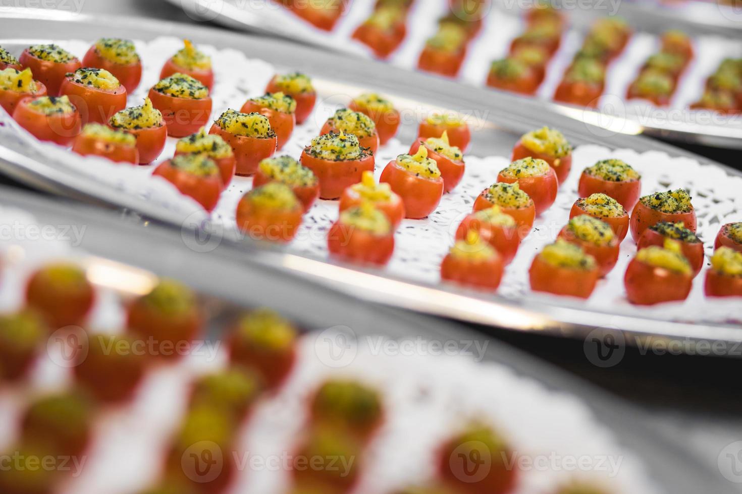 tomaten met kaas op bakjes foto