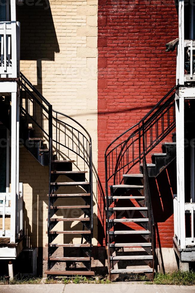 symmetrische trappen met twee verschillende kleuren foto