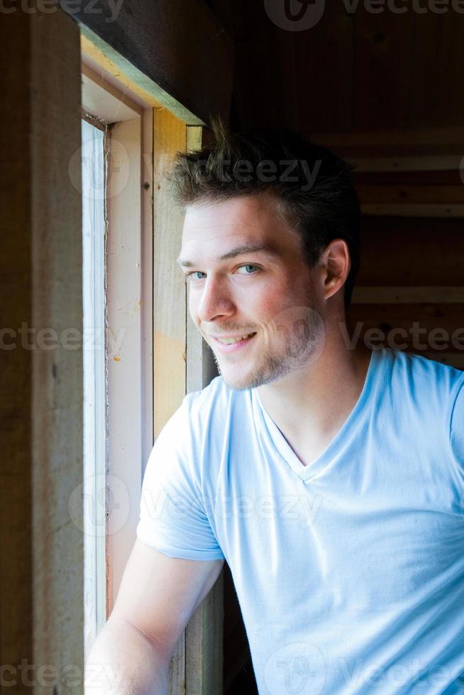 jonge man bij het raam foto