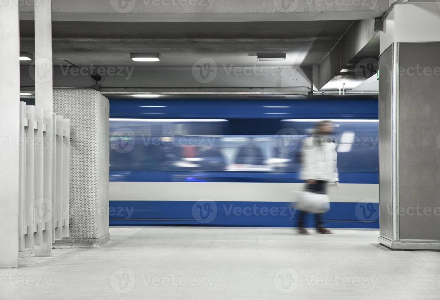 mannen wachten op de metro foto