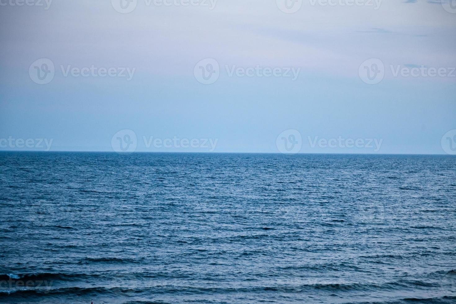 horizon van zee en lucht foto