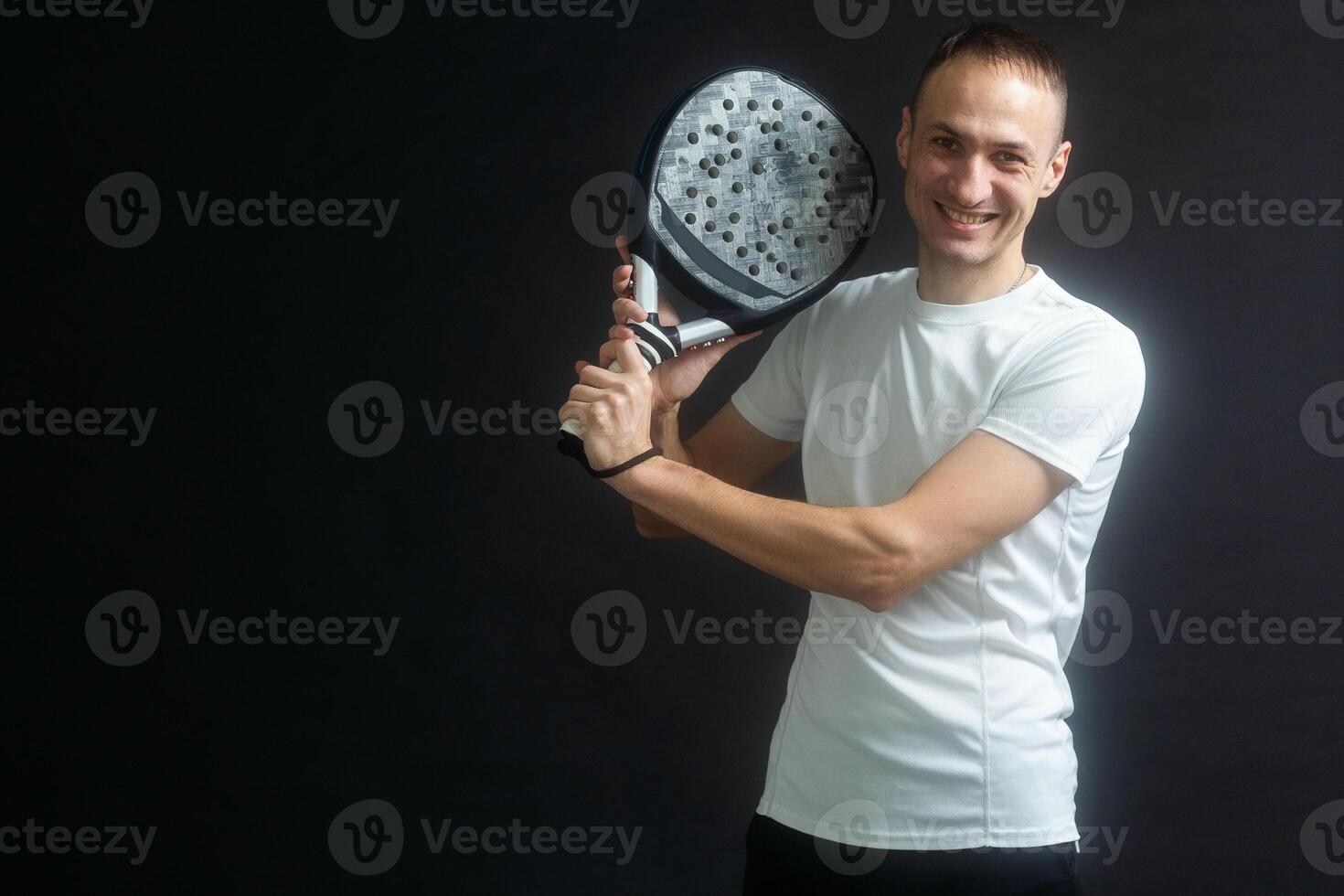 mooi Mens spelen peddelen tennis, racket in hand- geconcentreerd Look. jong sportief jongen klaar voor de wedstrijd. gefocust padel atleet klaar naar te ontvangen de bal. sport, Gezondheid, jeugd en vrije tijd concept foto