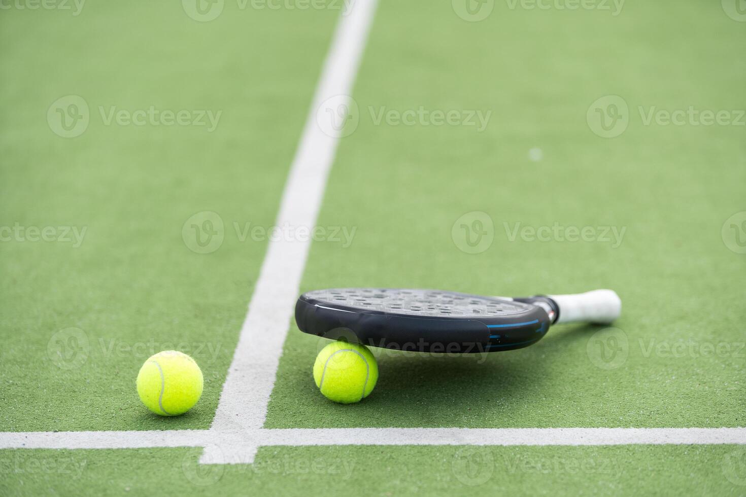 wit professioneel peddelen tennis racket met natuurlijk verlichting Aan blauw achtergrond. horizontaal sport thema poster, groet kaarten, koppen, website en app foto
