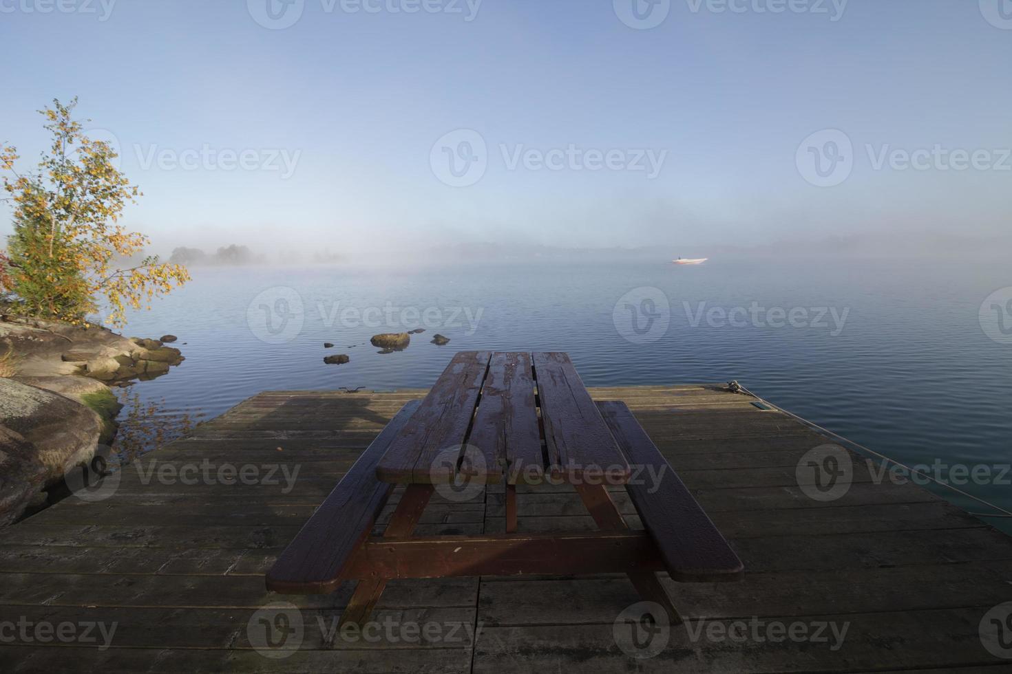 picknicktafel zonder mensen op een steiger foto