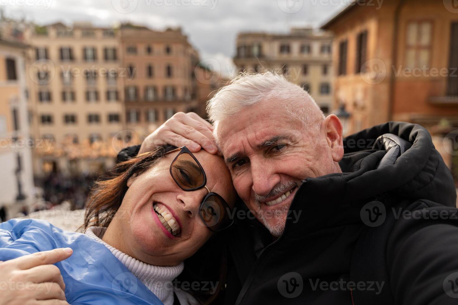 gelukkig midden- oud paar van toeristen Aan vakantie nemen een selfie in voorkant van de beroemd Trinita dei monti trappenhuis in Rome foto