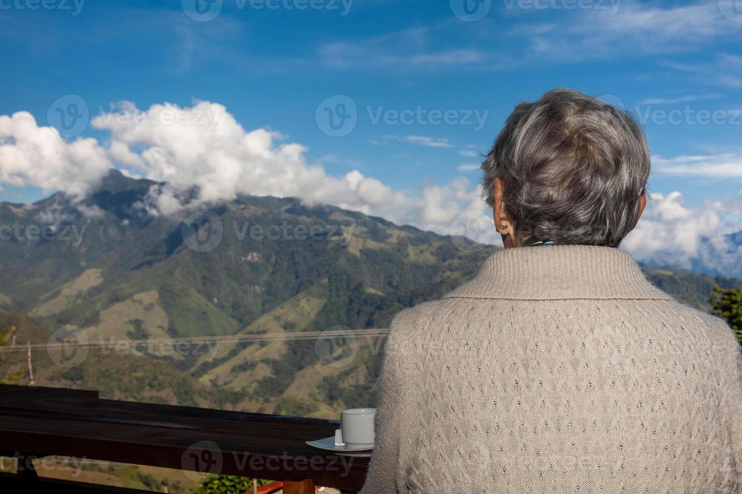 senior vrouw toerist op zoek Bij de verbazingwekkend landschappen van de centraal bereiken Aan de stijgen naar de hoog van brieven tussen de steden van Fresno en manizales in Colombia foto
