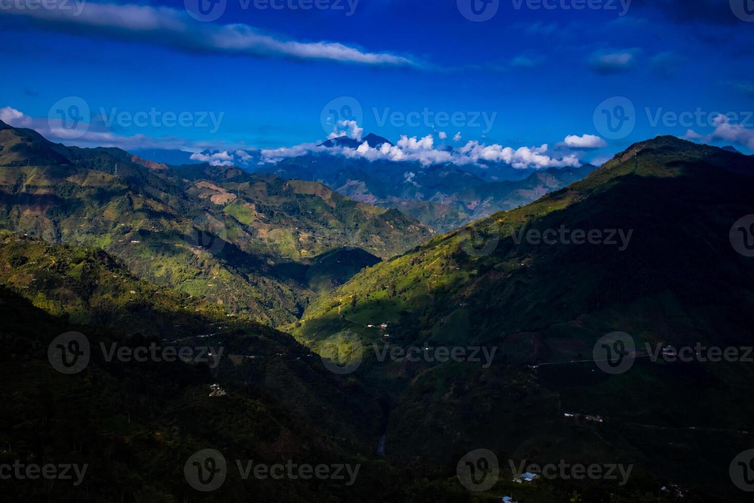 de verbazingwekkend landschappen van de centraal bereiken Aan de stijgen naar de hoog van brieven tussen de steden van Fresno en manizales in Colombia foto