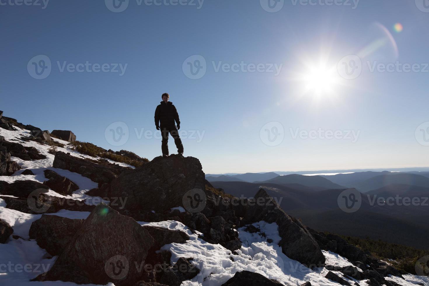 zegevierende man geniet van het succes van de top van de richardson-berg foto