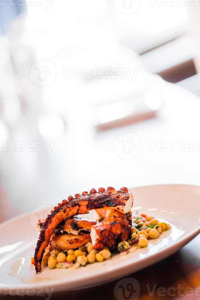 gekookte octopusplaat met kikkererwten foto