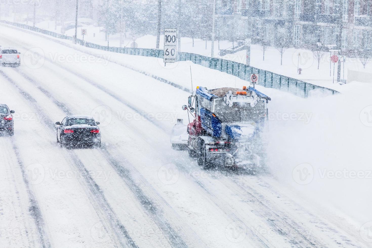 sneeuwploeg die de sneeuw van de snelweg verwijdert tijdens een sneeuwstorm foto
