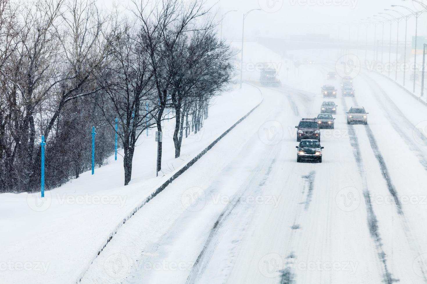 verkeer en sneeuwstorm op de snelweg foto