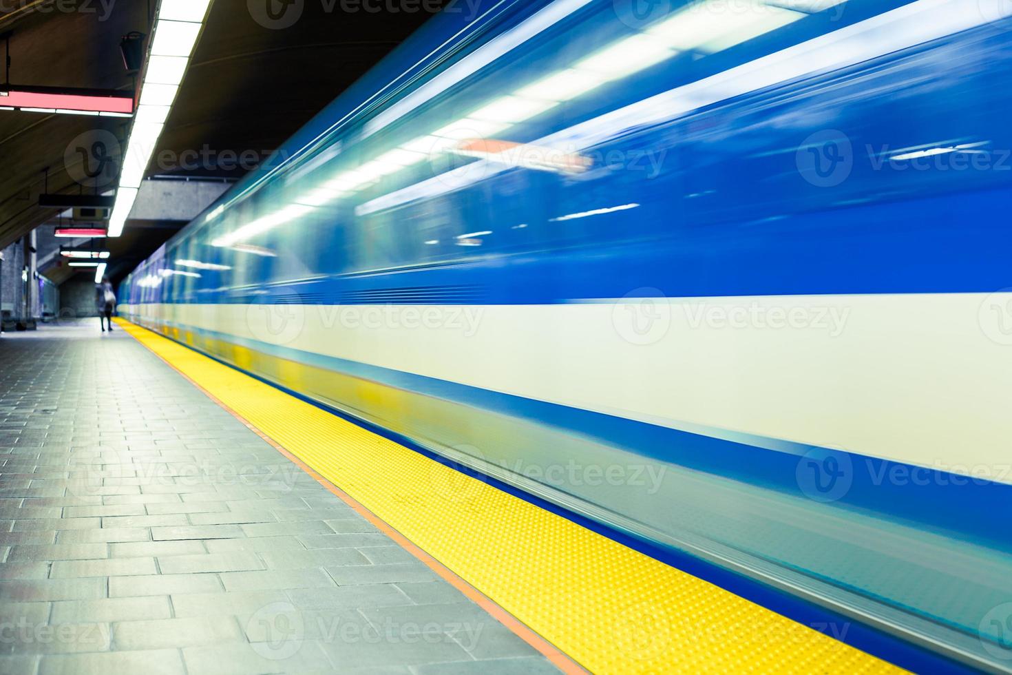 kleurrijke ondergrondse metro met bewegingsonscherpte foto