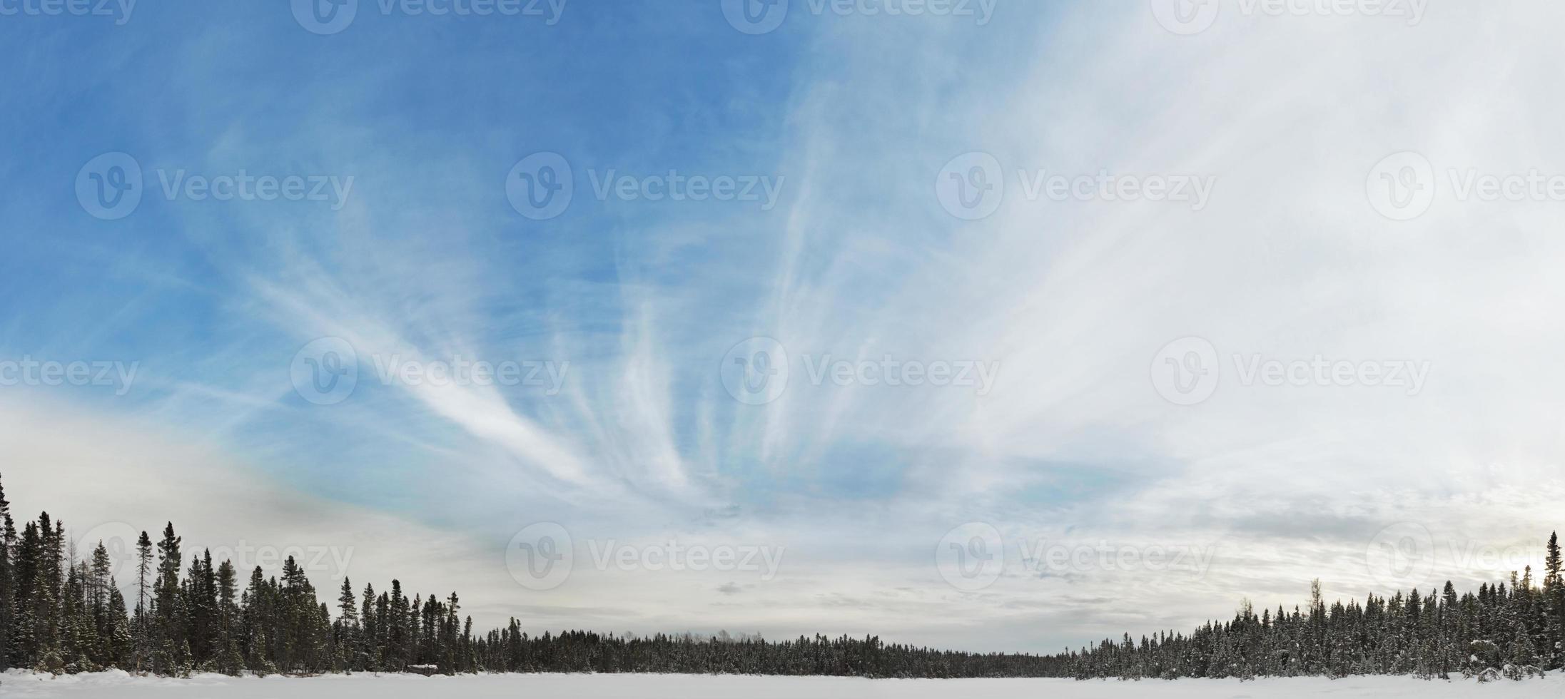 bevroren meer in de winter foto