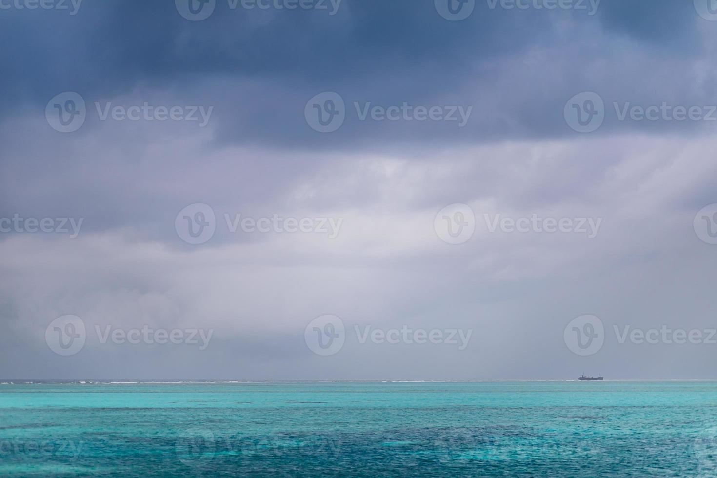 bewolkte Caribische lucht en koralen vanuit verhoogd zicht foto